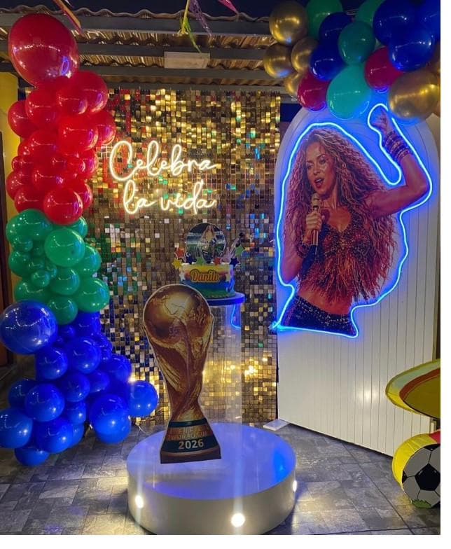 Decoración temática mundial con colores de bandera y silueta de cantante en neón