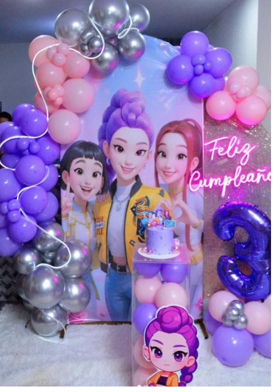 Decoración temática K-pop en tonos lila y plata para cumpleaños de 3 años