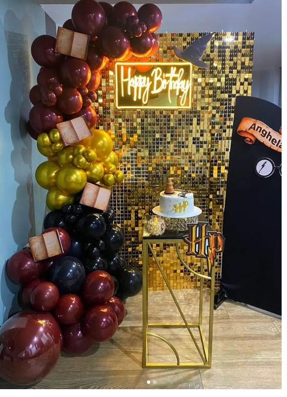Decoración temática de Harry Potter en dorado, vino y negro